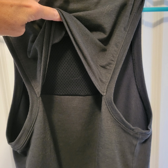 UA Vest - Picture 6 of 6